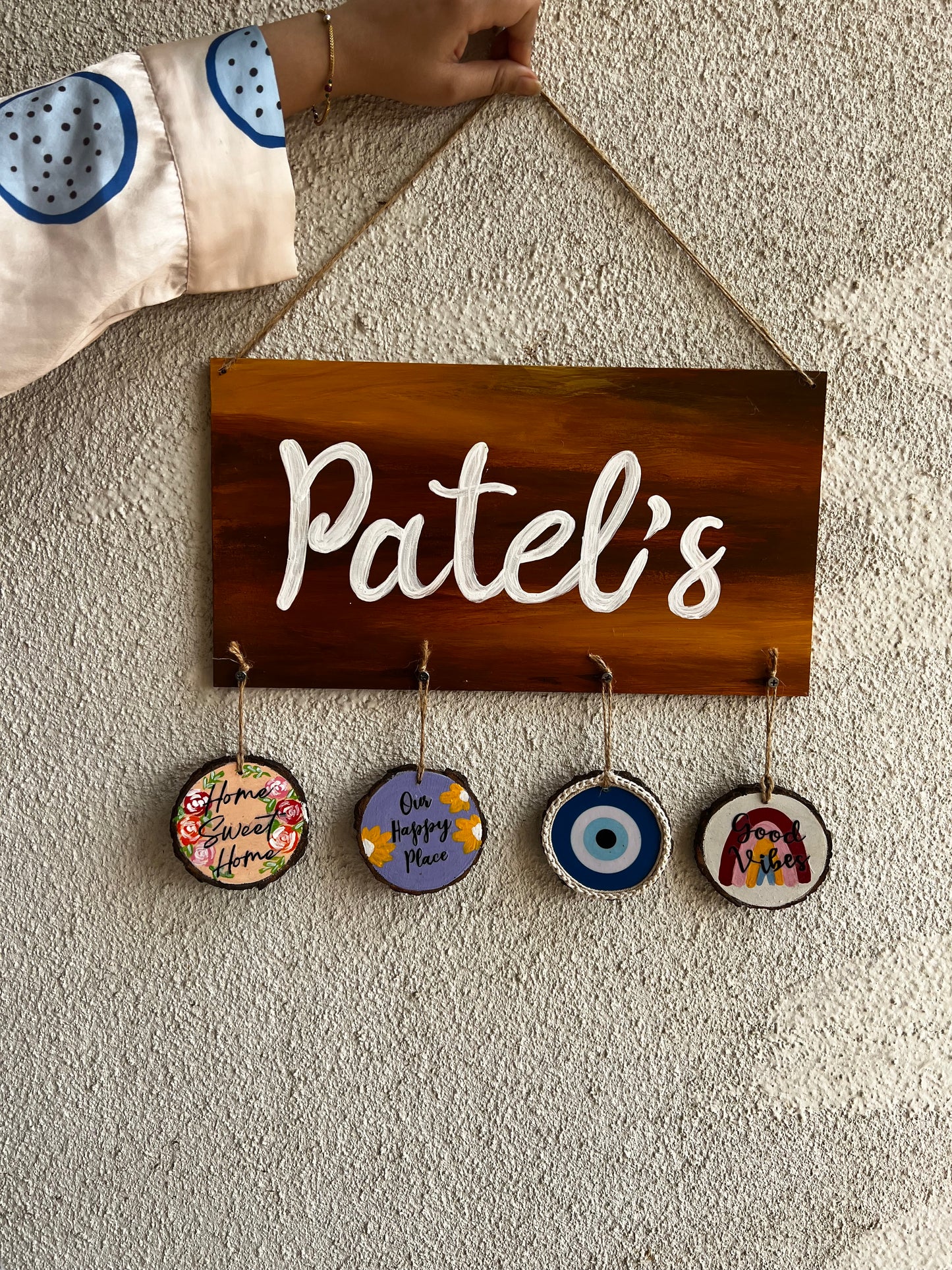 Name plate with family name and 4 hangings…