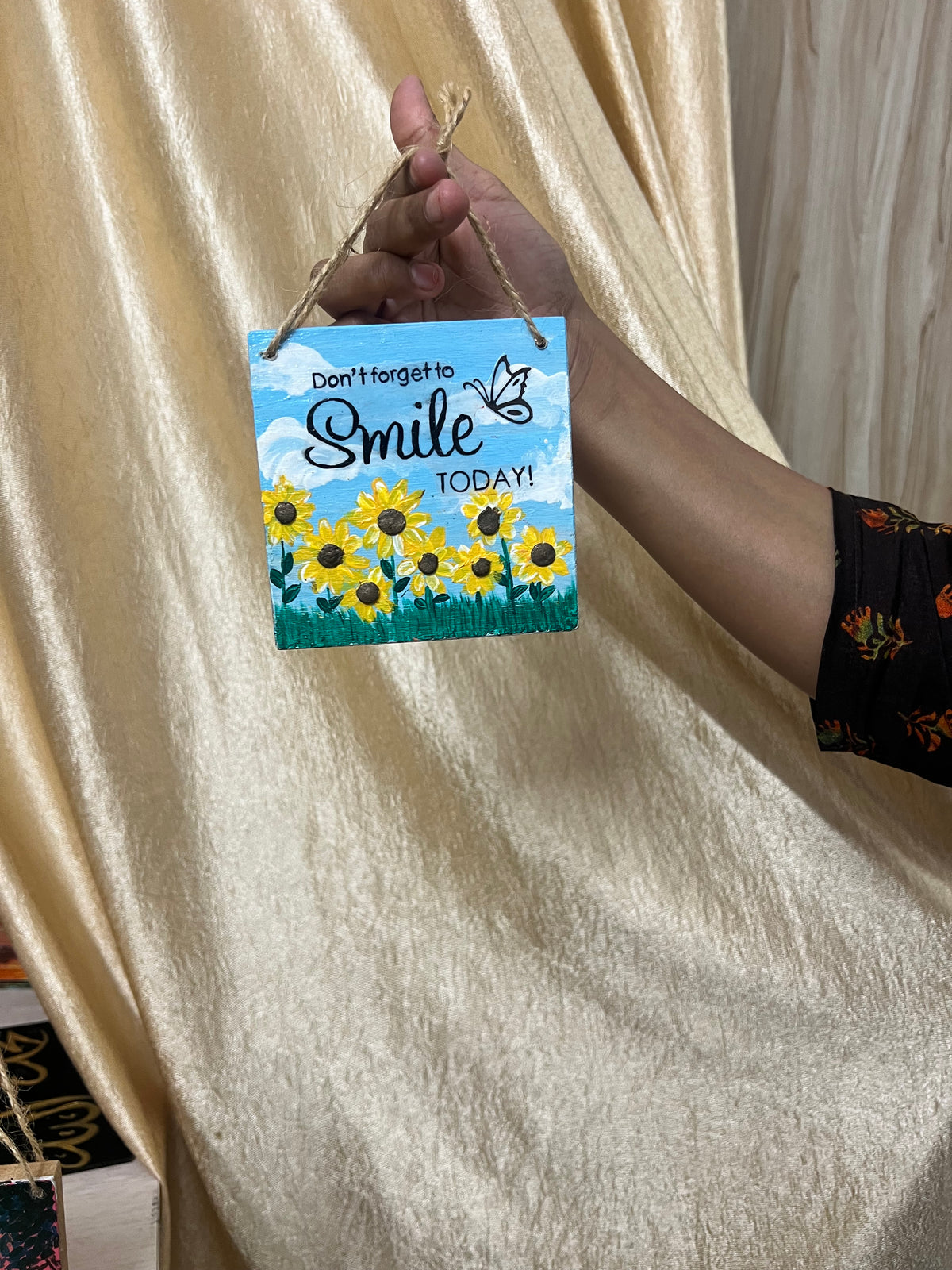 Don’t Forget to Smile – Hand-Painted Wall Hanging 🌻